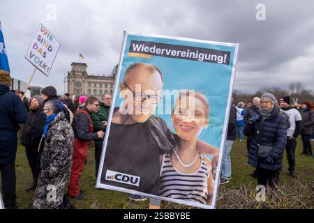 Mehrere Zehntausend Menschen protestieren am Sonntag, 02.02.2025, in Berlin gegen die gemeinsame Abstimmung von Union und AfD fuer eine verschaerfte Migrationspolitik Foto vom 02.02.2025: der CDU-Parteivorsitzende und Kanzlerkandidat Friedrich Merz l mit Co-Vorsitzender der AfD, Alice Weidel auf einem Protest-Plakat mit dem Slogan Wiedervereinigung . Die Demonstranten versammelten sich unter der Ueberschrift Aufstand der Anstaendigen. Wir sind die Brandmauer vor dem Reichstagsgebaeude. Eine Sprecherin der Berliner Polizei bezifferte die Zahl der Demonstranten auf etwa 60.000, der Zulauf dauert Stock Photo