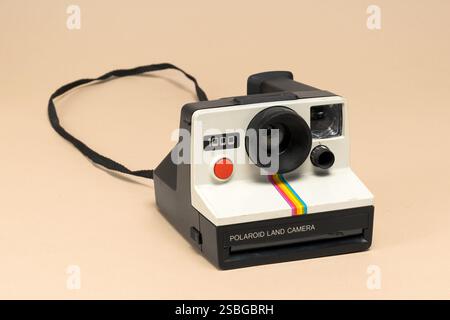 Pavia, Lombardy, Italy - December 27, 2024: Polaroid Land Camera 1000 red button, an instant camera from 1972 at Ctrl+Alt Museum. Was considered expen Stock Photo