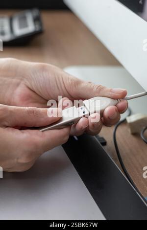 Close-up of a USB to USB cable connection, showcasing modern technology and data transfer. Perfect for tech, electronics, and connectivity themes. Ide Stock Photo