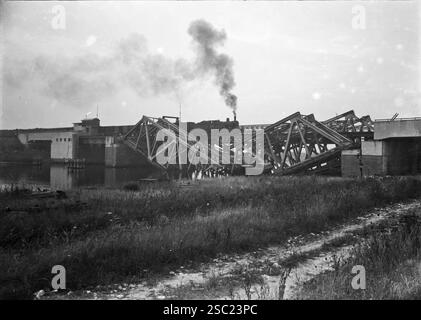 Gezicht op de tijdens de oorlog vernielde spoorbrug over het Kanaal door Zuid Beveland bij Vlake Daarachter de Bailey brug met een stoomtrein. Stock Photo