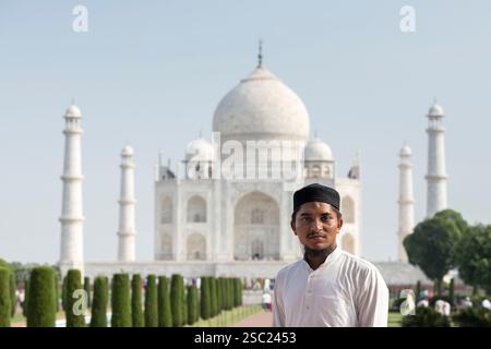Young man in front of the Taj Mahal, Agra, Uttar Pradesh, India Stock Photo