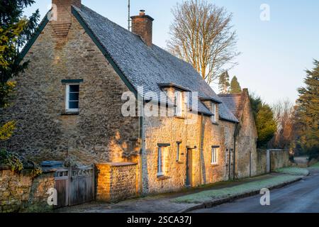 Cottage in the frost at sunrise. Sandford St Martin, Oxfordshire, England Stock Photo