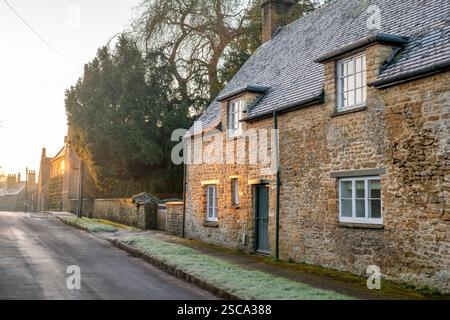 Cottage in the frost at sunrise. Sandford St Martin, Oxfordshire, England Stock Photo