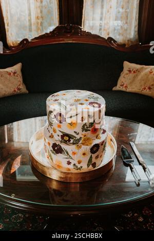 edible flower wedding cake design Stock Photo