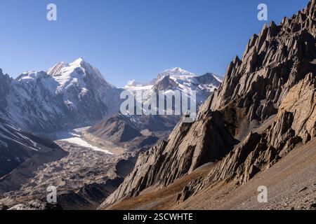 Manaslu Circuit, Nepal: Landscape of the Chinese Tibet border, the Rui La pass, near Samdo in the Himalayas in Nepal with the Panbari Himal in the bac Stock Photo