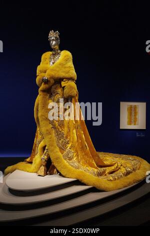 rihanna dress chinese designer Guo Pei, who designed that Rihanna dress, makes Paris couture splash