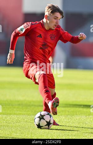 am Ball Lennart KARL (FCB #7) / Einzelfoto / Freisteller / Uefa Youth ...