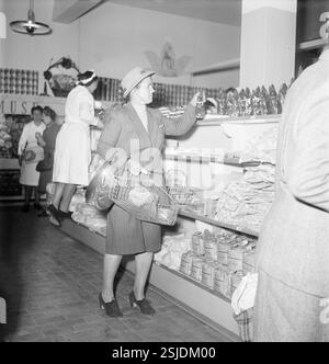 --- Zürich, Kundin in erster Migros-Filiale mit Selbstbedienung an der Seidengasse, 1948#Zurich, customer shopping in the first self-service Migros store at Seidengasse, 1948- RDB BY DUKAS Stock Photo