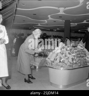 --- Zürich, Kundin in der ersten Migros Filiale mit Selbstbedienung, 1948#Zurich, customer shopping in the first self-service Migros store, 1948- RDB BY DUKAS Stock Photo