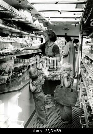 --- Kundin in Migros Selbstbedienungsladen#Customer in a Migros self-service shop- RDB BY DUKAS Stock Photo