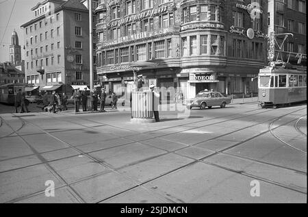 --- Verkehrsregelung an der Kreuzung am Bellevue, Zürich 1968#Traffic control at the crossing at Bellevue place in Zurich, 1968- RDB BY DUKAS Stock Photo
