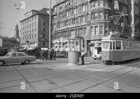 --- Verkehrsregelung an der Kreuzung am Bellevue, Zürich 1968#Traffic control at the crossing at Bellevue place in Zurich, 1968- RDB BY DUKAS Stock Photo