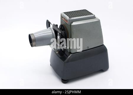 Vintage Rank Aldis Tutor 1000 Slide Projector With A Metal And Plastic Design On A Plain White Background 2y2xhar