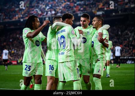 Raphinha of FC Barcelona celebrating Lamine Yamal of FC Barcelona goal ...