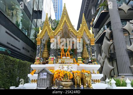 The popular Indra shrine at Gaysorn Amarin Plaza sees many devotees who come to pray for protection, victory and success, Bangkok, Thailand Stock Photo