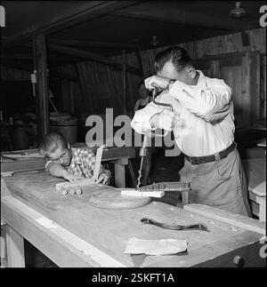 Werklehrer mit Handbohrer # teacher with gimlet #--- Holzbearbeitungskurs für Kinder in Richterswil 1952#Working course in timber for children in Richterswil 1952- RDB BY DUKAS Stock Photo