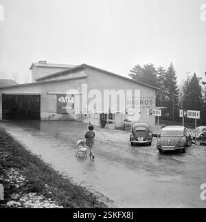 --- Neuenburg, Kundenparkplatz der neu eröffneten Migros Filiale, 1962#Neuchâtel, customer parking of the new Migros branch, 1962- RDB BY DUKAS Stock Photo