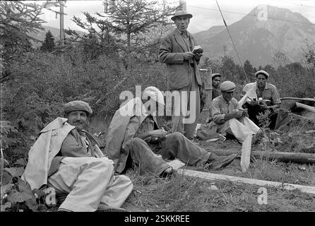 Mittagspause, Pause#having a break, lunch--- Gastarbeiter aus Italien, Baustelle N3 am Walensee 1963#Italian guest-workers, N3 under construction by lake Walensee 1963- RDB BY DUKAS Stock Photo
