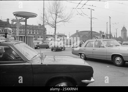 im Hintergrund: Bahnhof, Landesmuseum#in the background: railway station, Landesmuseum--- Verkehrskanzel an Kreuzung beim Central Zürich, 1973#Traffic pulpit at crossroads at Central Zürich, 1973- RDB BY DUKAS Stock Photo