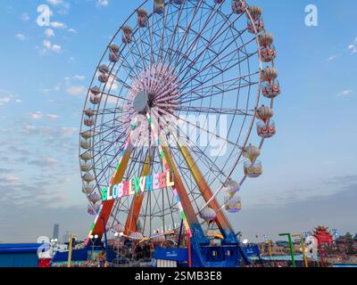 The iconic Wonder Wheel ferris wheel with colorful gondolas against a ...