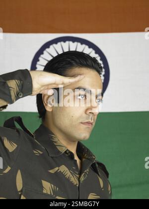 Indian army soldiers saluting Stock Photo - Alamy