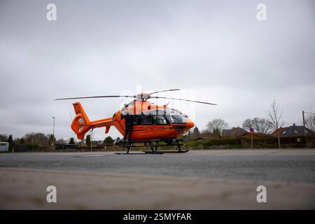 Hubschrauber der Luftrettung landet in Travemünde Am Fischereihafen, 06 ...