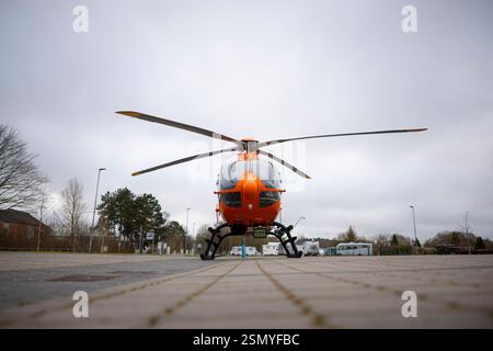 Hubschrauber der Luftrettung landet in Travemünde Am Fischereihafen, 06 ...