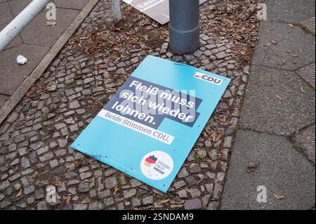 22.01.2025, Berlin, Deutschland, Europa - Ein heruntergerissenes Wahlplakat der CDU mit dem Slogan Fleiss muss sich wieder lohnen. fuer die anstehende Wahl zum 21. Deutschen Bundestag am 23. Februar 2025, liegt auf dem Boden. *** 22 01 2025, Berlin, Germany, Europe A torn down CDU election poster with the slogan Diligence must pay off again for the upcoming election to the 21 German Bundestag on February 23, 2025, lies on the ground Stock Photo