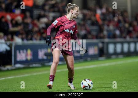 Marlene Müller (27, RB Leipzig) in front of Rieke Tietz (17, Carl Zeiss ...