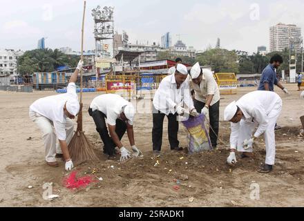 Dabbawalas clean the Chowpatty beach in Mumbai, India on September 16, 2016, and remove the leftover Stock Photo