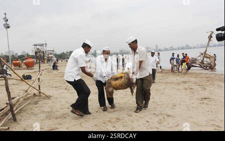 Dabbawalas clean the Chowpatty beach in Mumbai, India on September 16, 2016, and remove the leftover Stock Photo