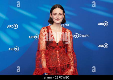 Lea van Acken - Gaesteankunft zum ARD Blue Hour Empfang 2025 im Hotel