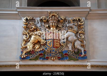 Royal coat of arms, featuring a lion and unicorn,  depicting the motto "Dieu et mon droit".  St. Bride's Church Stock Photo
