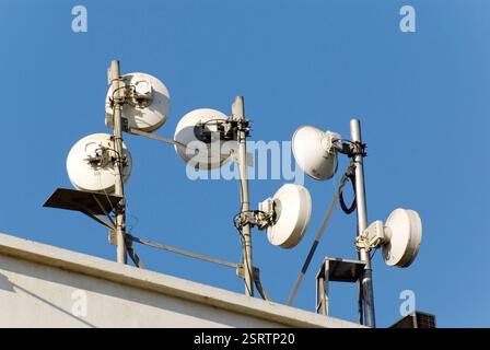 Transponders unit for receiving and transmitting radio signals for cell ...