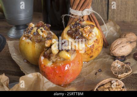 Apfel mit Nuss Karamell Fuellung Stock Photo