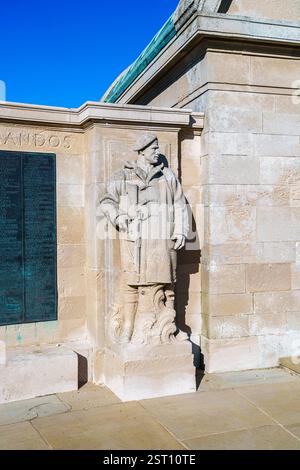 Statue of a Commando holding a machine gun at the Portsmouth Naval Memorial Extension in Southsea, Portsmouth, south coast Hampshire, UK Stock Photo