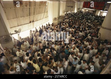 Brokers trading in old Bombay Stock Exchange (BSE), Bombay Mumbai, Maharashtra, India, Asia Stock Photo