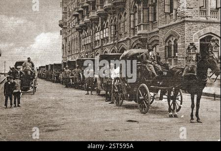 Ghoda Gadis and taxies parked outside Taj Mahal Hotel, Bombay, Maharashtra, India, Asia Stock Photo