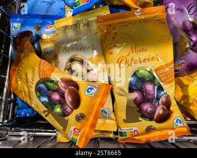 Verkaufsschütte im Supermarkt mit Edel Vollmilch Schokoladen Ostereier in bunte Plastik Folien Tüten verpackt im Regal beim Discouter Aldi Nord am 17.02.2025 Osterartikel 8 Wochen vor dem Osterfest 18.04 bis 21.04.2025 im Verkauf HH Deutschland *** Supermarket sales chute with fine milk chocolate Easter eggs packed in colorful plastic foil bags on the shelf at the discounter Aldi Nord on 17 02 2025 Easter items 8 weeks before Easter 18 04 to 21 04 2025 on sale HH Germany Stock Photo