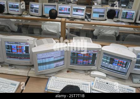 Persons at a office of a stock brokers working online share trading on the Bombay Stock Exchange (BSE) in Bombay now Mumbai in Maharashtra, India, Asi Stock Photo