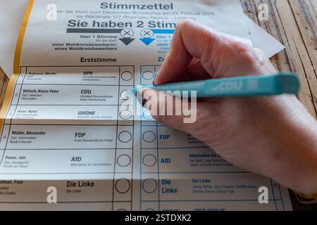 Bundestagswahl 2025 Stimmabgabe mit CDU-Kugelschreiber 18.02.25, Selters: Symbolfoto, Illustrationsbild, Symbolbild, Illustrationsfoto, Alltagsszene Bundestagswahl 2025 Stimmabgabe mit CDU-Kugelschreiber Eine Hand hält einen Kugelschreiber mit CDU-Logo und setzt ein Kreuz auf einem Stimmzettel für die Bundestagswahl 2025. Der Wahlzettel zeigt die Kandidaten und Parteien. Am 23. Februar 2025 sind rund 60 Millionen Deutsche aufgerufen, den 21. Bundestag zu wählen. . Selters Hessen Germany *** Bundestag election 2025 Voting with CDU ballpoint pen 18 02 25, Selters Symbol photo, illustration pictu Stock Photo