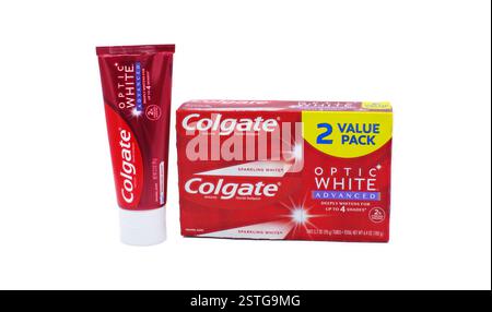 Ocala, Fl 4-28-2024 Colgate Optic white advanced fluoride toothpaste, sparkling white, a brand of oral hygiene products manufactured by American consu Stock Photo