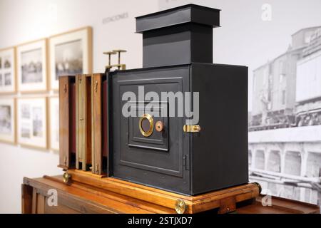 projection lantern for fixed views - glass plates -, called horizontal photographic enlarger, (an improved model of the magic lantern) and side table. Stock Photo
