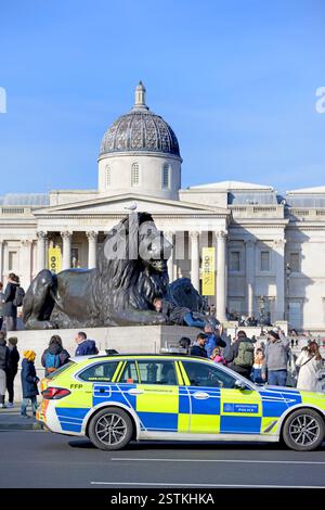 London, UK. Metropolitan Police car in Trafalgar Square, in front of a lion at the bottom of Nelson's Column and the National Gallery Stock Photo