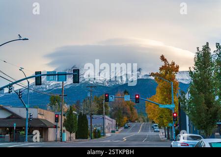 Mount Shasta volcano towering over a street of Mt Shasta town, autumn, dawn. California, USA Stock Photo