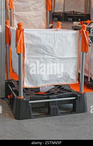 Pallet Bag for Bulk Cargo Materijal Transport Stock Photo - Alamy