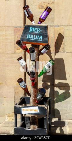 Bierbaum mit Flaschen verschiedener Biersorten in der Gärtnerstadt von Bamberg, Bayern, Deutschland *** Beer tree with bottles of different types of b Stock Photo