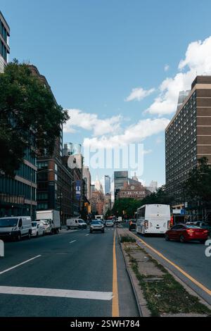 Busy street in Manhattan with a view of skyline buildings and cl Stock Photo