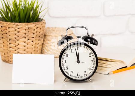 Reminder note and black old-fashioned alarm clock Stock Photo