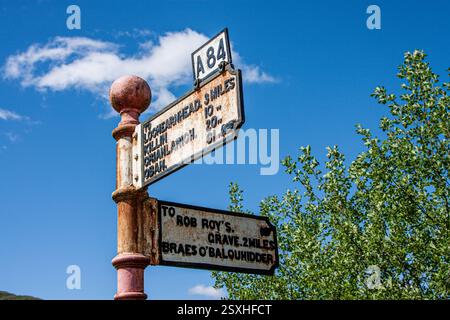 Signpost to Rob Roy's grave & Braes o' Balquhidder, Rob Roy MacGregor's territory in Breadalbane in Sir Walter Scott's novel, Balquhidder, Scotland Stock Photo